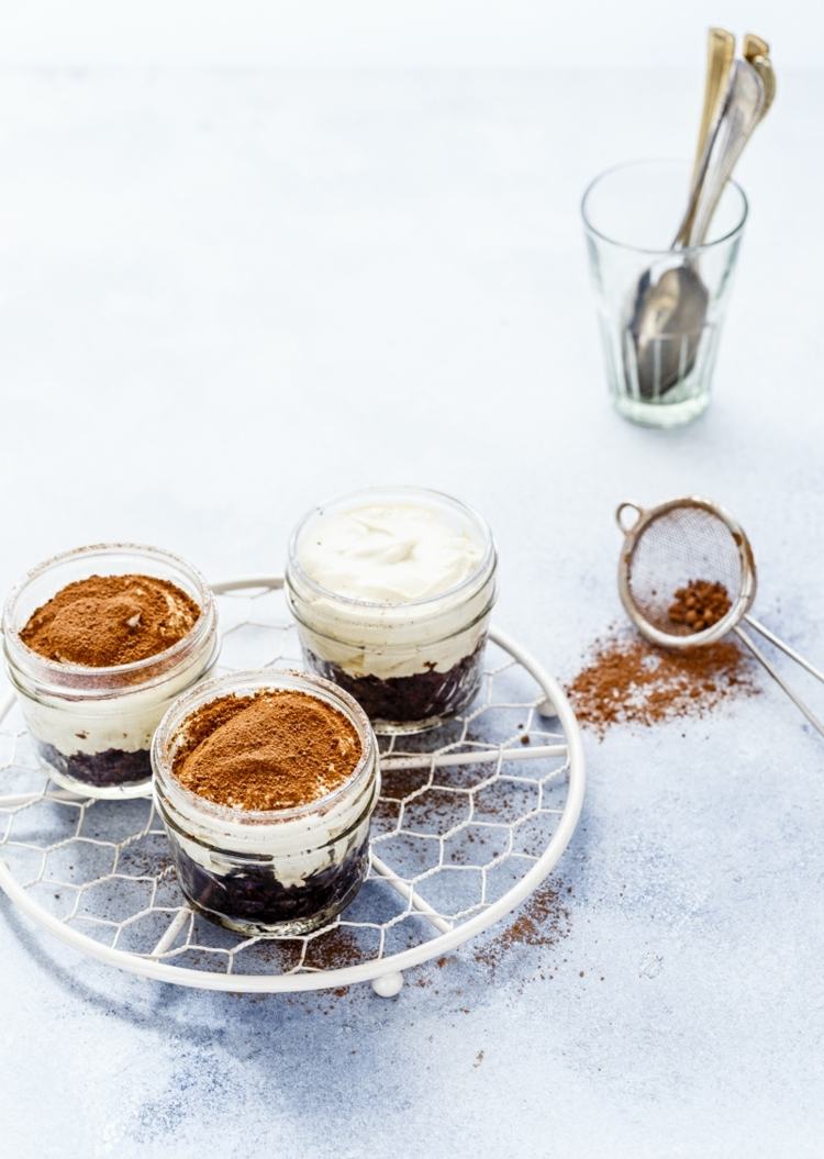 jednoducho navrstvite čokoládové tiramisu do pohára