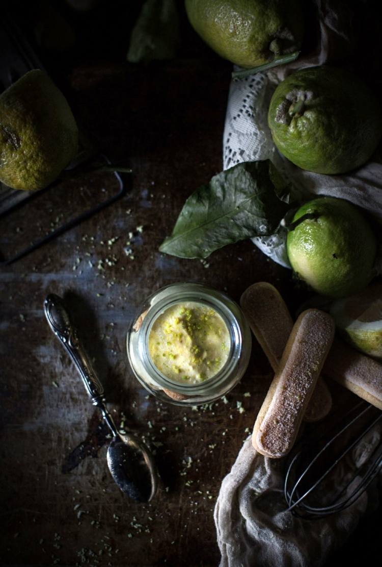 Podávajte lyžicu sušienok limoncello tiramisu v pohári