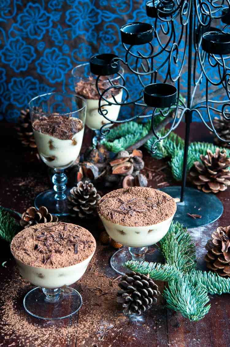 tiramisu podávané v pohári zimného kakaa