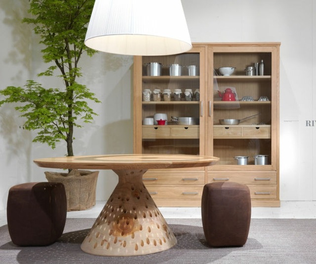 Vybavte jedáleň Okrúhly stôl so studeným dizajnom zo spletenej dosky