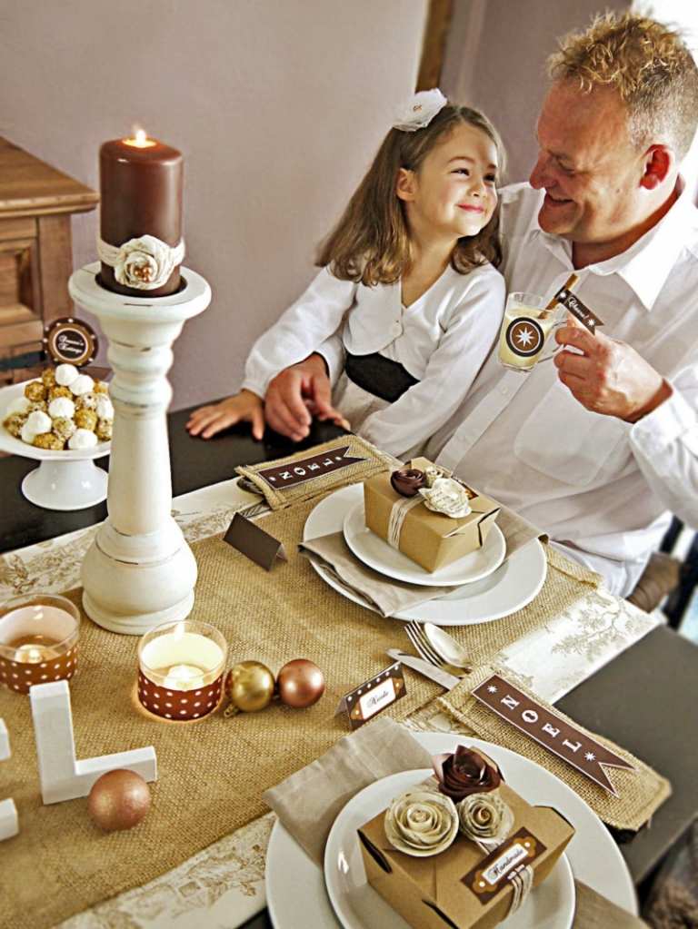 prestieranie na stôl pytlovina bežec na stôl kombinácia zlatých dekorácií na stôl vianočné ozdoby