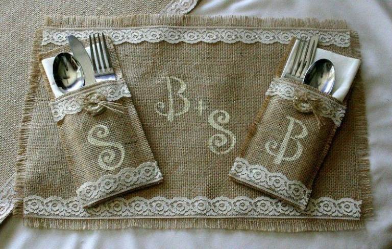 prestieranie na stôl s pytlovinou podložky na stôl tašky príbory bodový prízvuk