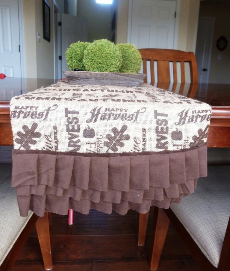 prestieranie na stôl s pytlovinou moderný behúň na stôl hnedé jesenné motívy