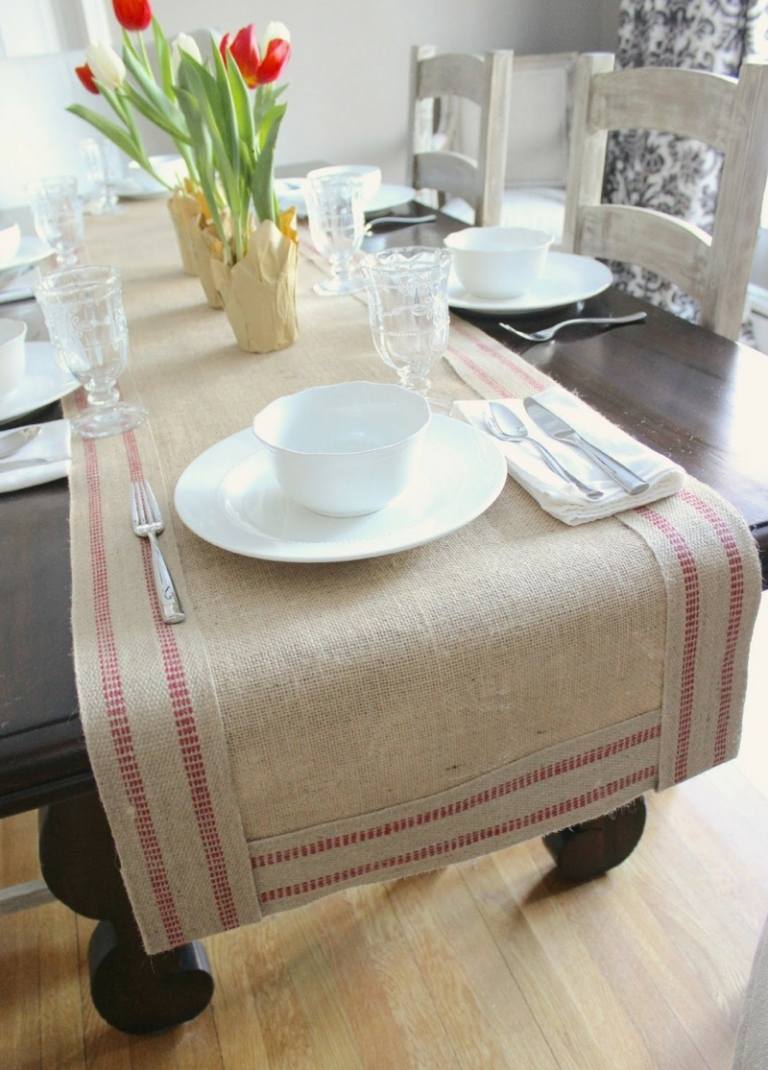 prestieranie s pytlovinou jarné valentínske pruhy červený akcent