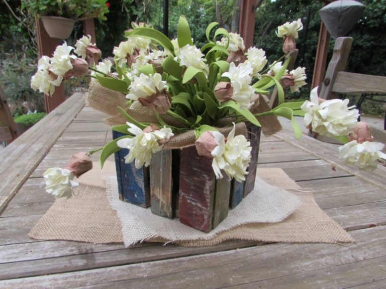 prikrývka na stôl pytlovina aranžérska krabica drevený ošarpaný drevený stôl