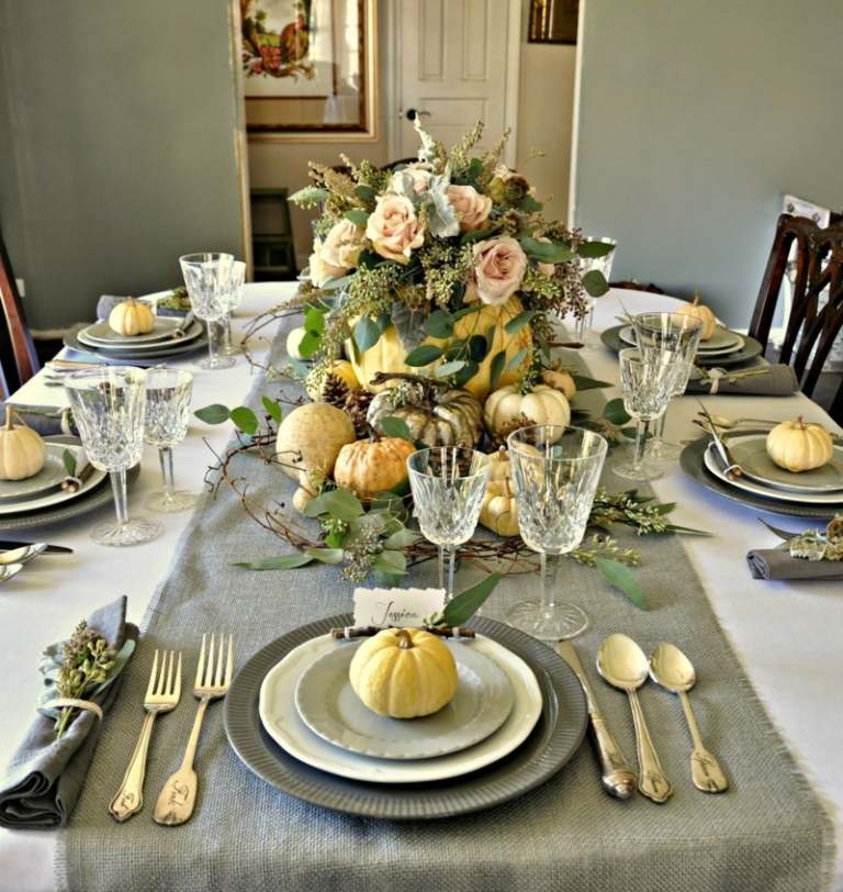 prikrývka na stôl s pytlovinovým behúňom sivý tekvicový zlatý príbor