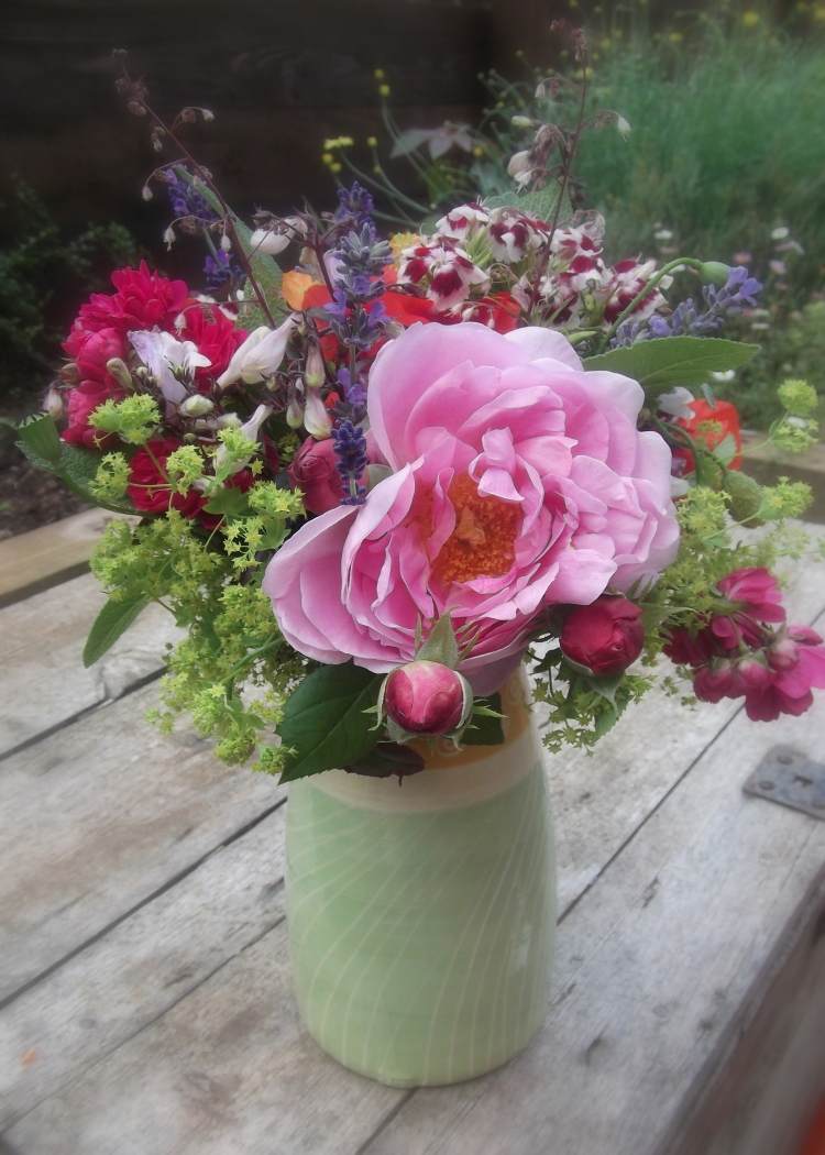 dekorácia stola-záhradná-kytica-záhradná párty-krajina-záhrada-kvety-rastliny-divoká