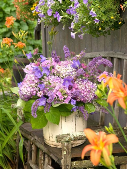 Fialové kytice nápady záhradná dekorácia záhradný nábytok drevo