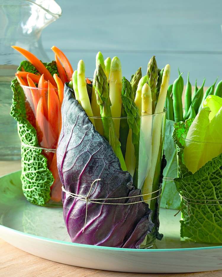 jedlá dekorácia stola so zeleninou kapustnica červená kapusta špargľa