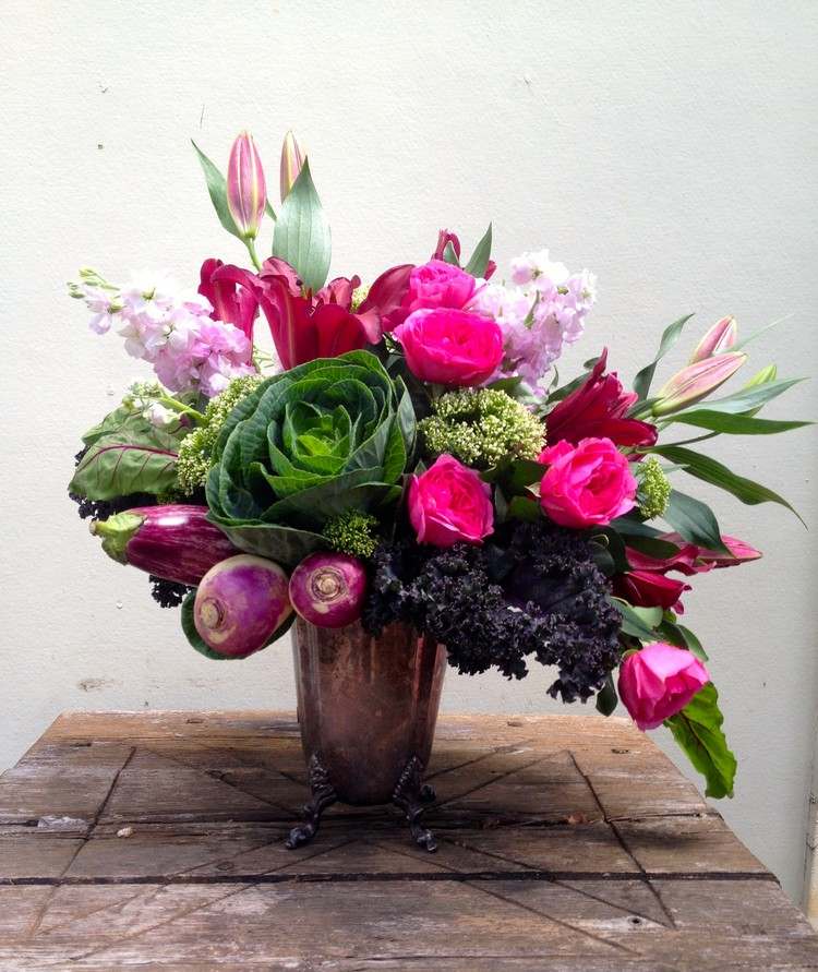 stôl zdobiaci kvety aranžmán