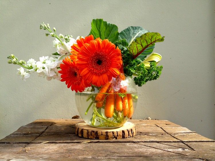 váza na stolný stôl váza na zeleninu zelenina mrkva mangold kvety