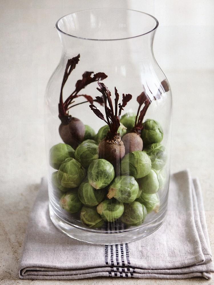 dekorácia stolu so zeleninou sklenená váza ružičkový kel mini žiarovky