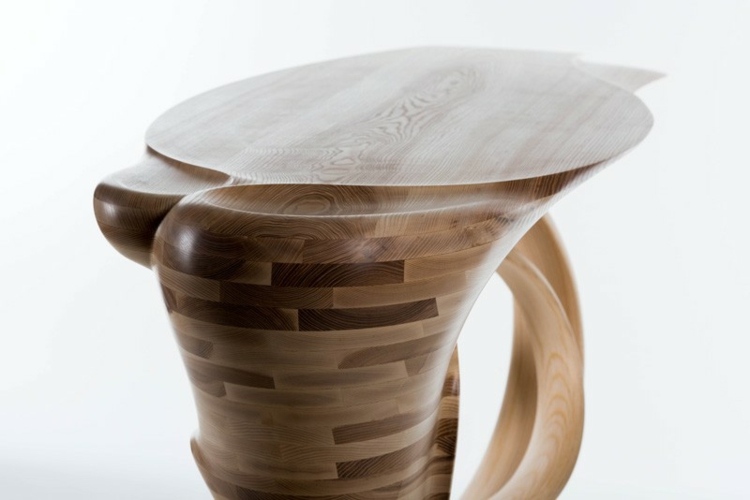 Povrch stola má pekný vzor stolný dizajn laminátové vrstvenie kúskov dreva nápad originál