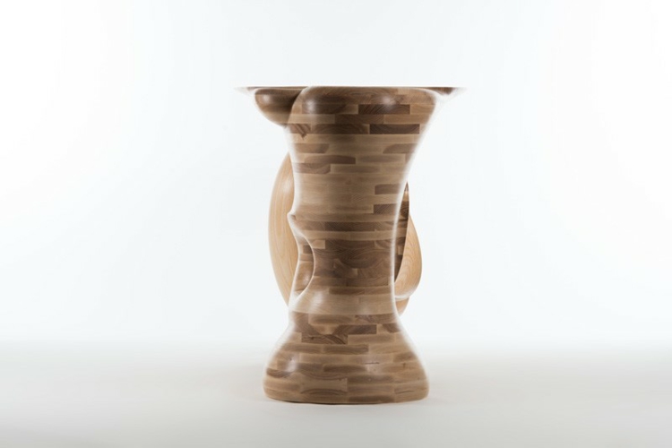 Stôl bol postavený prostredníctvom zaujímavého systému vrstvenia stolný dizajn z laminátu, základný tvar nerozvinutý