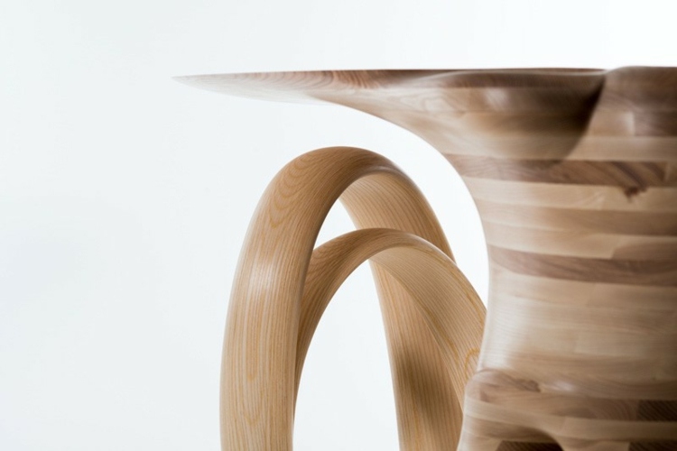 Stôl ako kus nábytku je pútavý dizajn stola laminátové pruhy vyzerajú vo farbách dreva