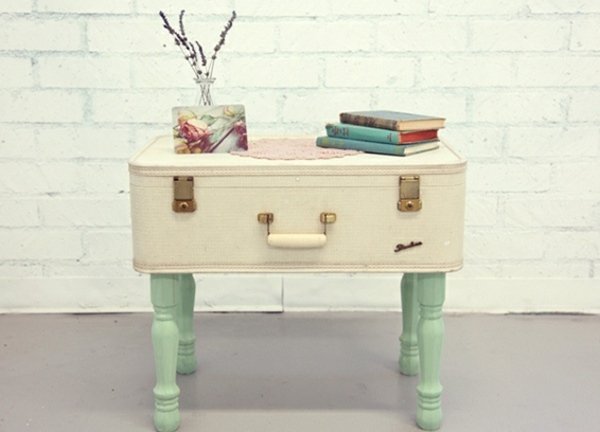 Stôl postavený z drevených nôh, zelený, ošumělý, elegantný nápad
