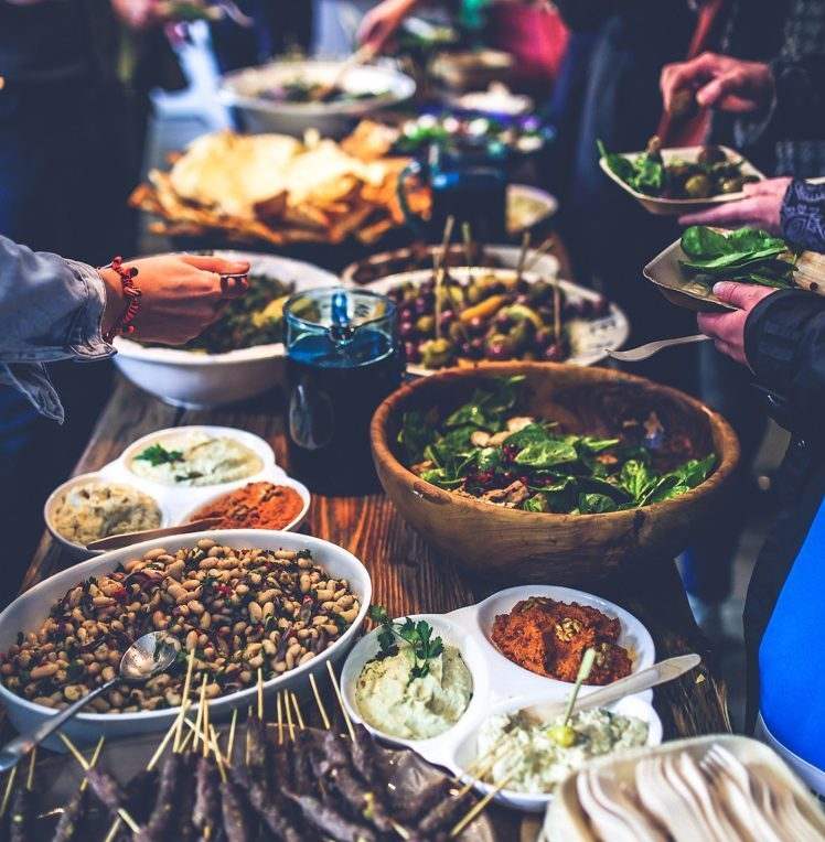 Dekorácie stola na grilovaciu záhradu-tipy-nápady-šaláty-bufet