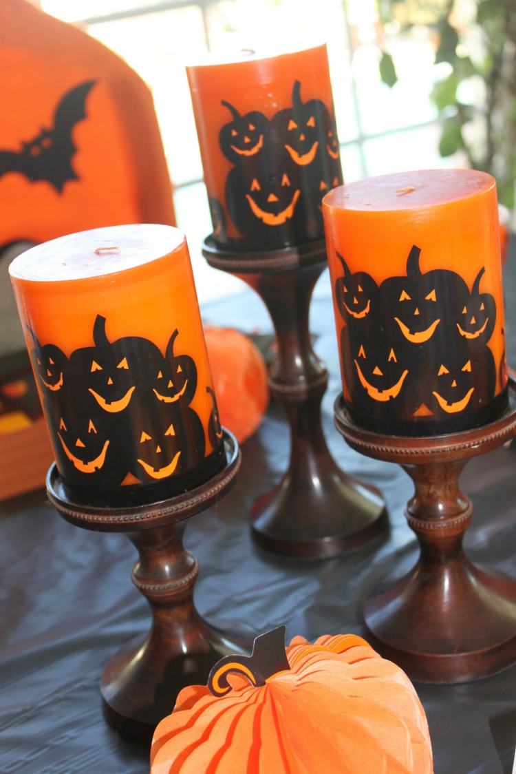 Nápad na dekoráciu stola vyrobenú zo sviečok s motívmi dekorácia stola na halloween party sviečky stojan tekvicový motív oranžová čierna