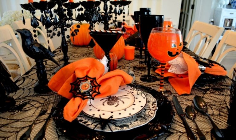 Dekorácie stolu na halloweensku párty - nápady v čiernej & amp; oranžová dekorácie na stôl halloween party elegantné tanierové obrúsky oranžové havrany pavúky