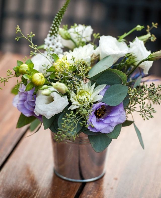 nápady na výzdobu svadobného stola lúčne kvety kovové vedro svadobný stôl-dekorácia-nápady-lúčne-kvety-kovové-vedrá