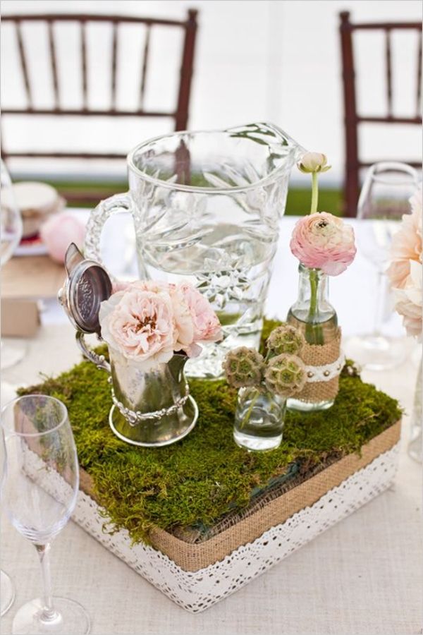 dekorácie na stôl svadobné nápady kvety pryskyřník pivonky posteľový mach Dekorácia stola pre svadobné nápady-kvety-ranunculus-pivonky-posteľ-mach