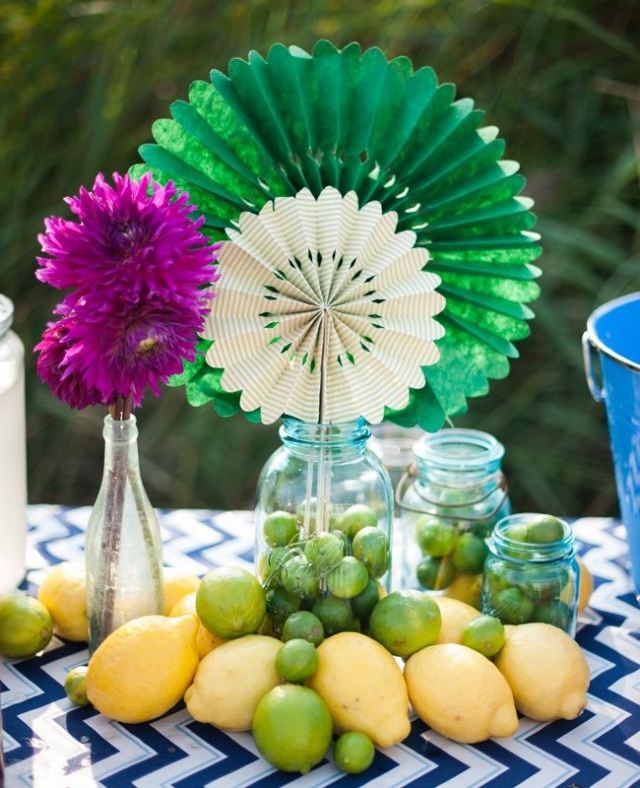 dekorácia na stôl zaváraninové poháre limetkové citróny obrus cik -cak vzor dekorácia stola-zaváraninové poháre-limetka-citrón-obrus-cik-cak-vzor