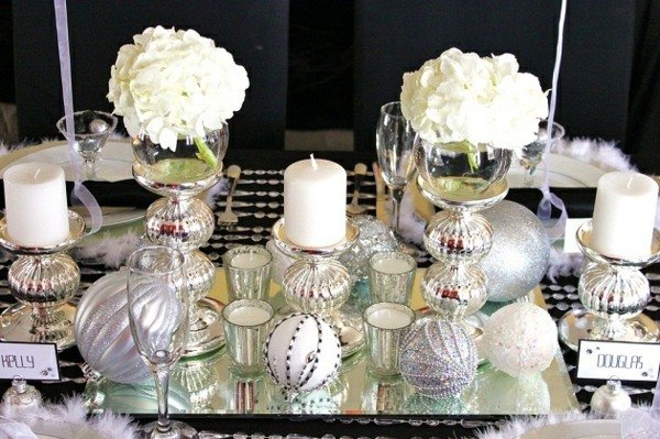 strieborné ozdoby guličkové kvety biele sviečky