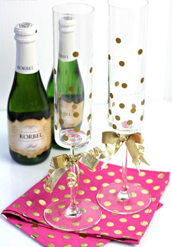 Silvestrovské poháre sú slávnostne ozdobené zlatými bodkami