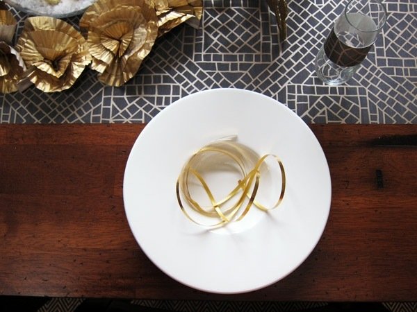 Farebné kávové filtre Použite silvestrovské dekorácie na stôl