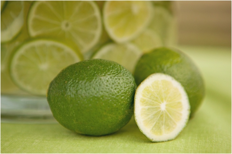 Dve limetky na zelenom obruse nápady na dekoráciu stola limetkovo-vázová-obrus-zelená