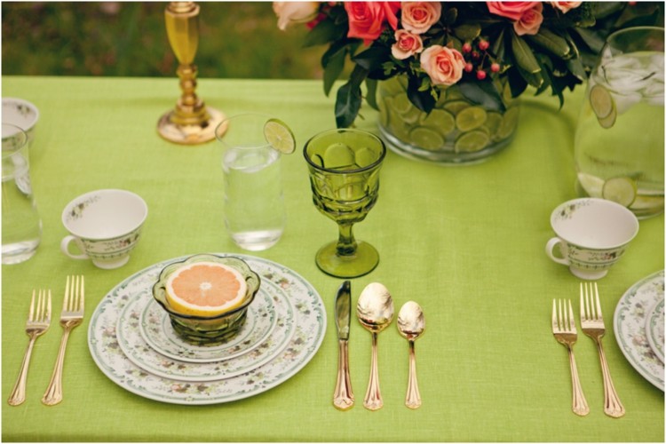 Dekorácia svadobného stola v zelených tónoch dekorácia stola-nápady-taniere-príbory-pohár na víno-limetkovo-zelená-koralová-ružová-príbor-pozlátené