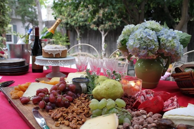 Ovocie a orechy na drevenom podnose Dekorácia stola v neskorom lete ovocie-oriešky-drevený podnos-kytica hortenzie-červený obrus