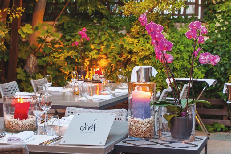 Strukoviny ako náplne do vázy a sviečky na nich Dekorácia stola v neskorom lete lampióny-strukoviny-vázy