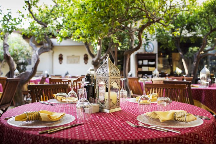 orientálne inšpirované dekorácie stolu v tmavo červenej a žltej farbe stolná dekorácia-neskoré leto-červená-obrus-žltá-látková-obrúska-kov-sviečka-lampáš-orientálna