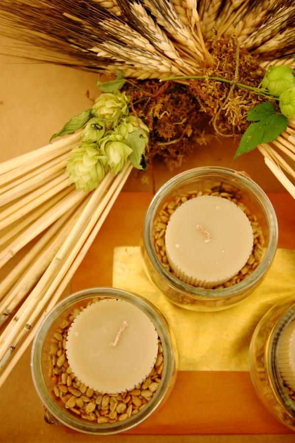 Zdobenie prírodnými materiálmi-neskoré leto-lampióny-kytica z pšeničnej slamy nápady-prírodná-dekorácia-neskoré leto-lampióny-pšeničná slama-kytica-vidiecky štýl