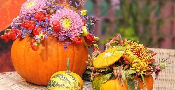 Farby jesennej červenej oranžovej dekorácie vo vázy s tekvicovými kvetmi na konci leta Červeno-oranžové-farby-jeseň-neskoré leto-dekorácie-nápady-tekvica-kvetinová váza-kutilstvo
