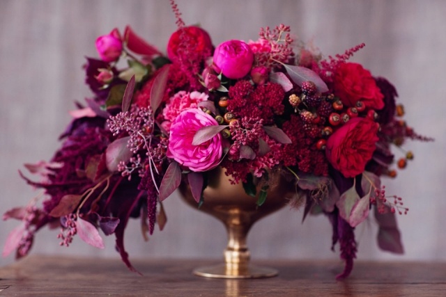 aranžovanie kvetov-výzdoba stola-bobule-na-čaj-svadba