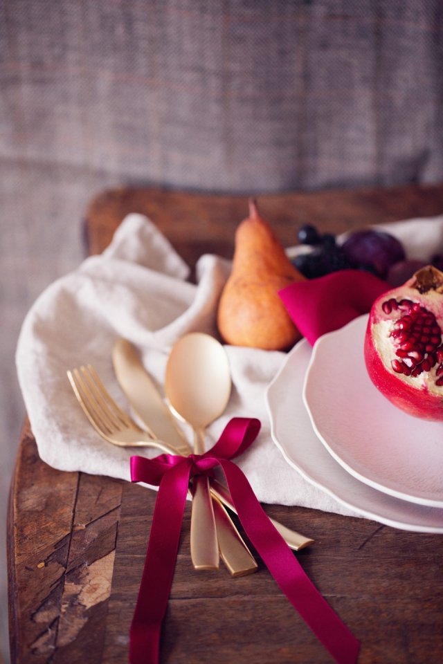 jeseň-svadobný-stôl-dekorácia-príbor-stuha-viazaná