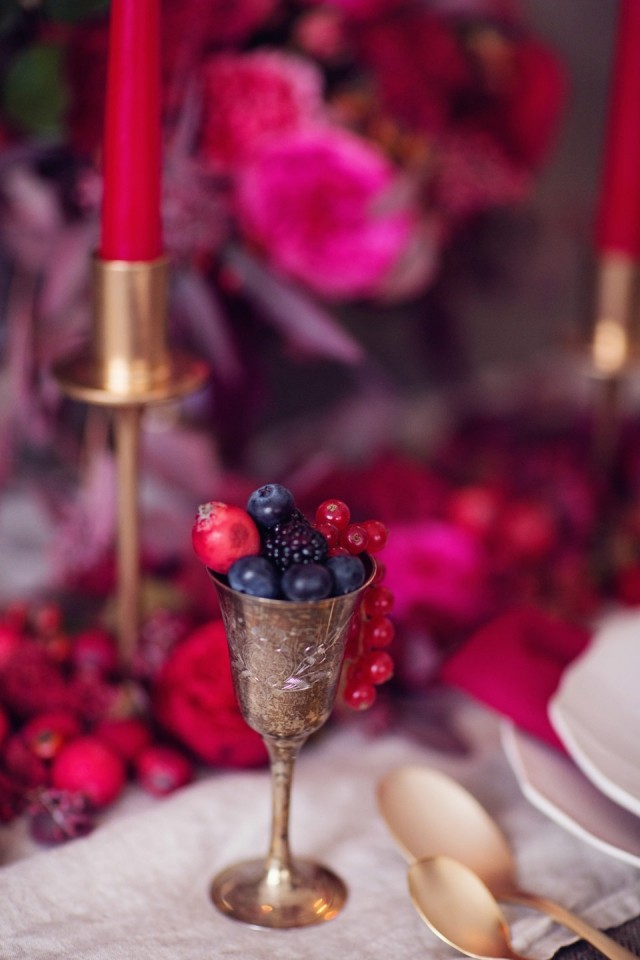 dekorácia stolu-svadba-červeno-purpurovo-bobuľové ovocie