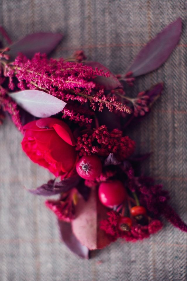 aranžmán kvetov-svadobný stôl-dekorácia-červené bobule