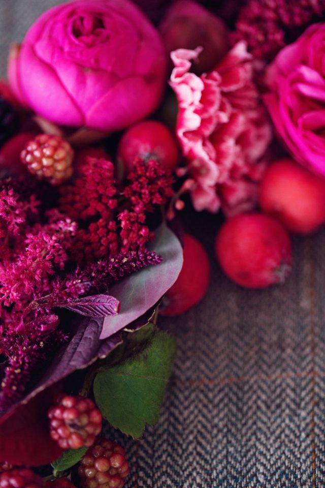 dekorácia stola-bobule-prst-svadba-aranžovanie kvetov-materiály-zmyselné-farby