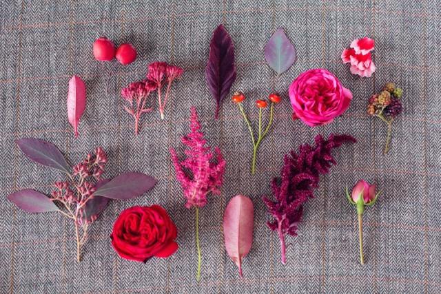 aranžmán kvetov-svadobný-stôl-dekorácia-ruže-bobule-graeser