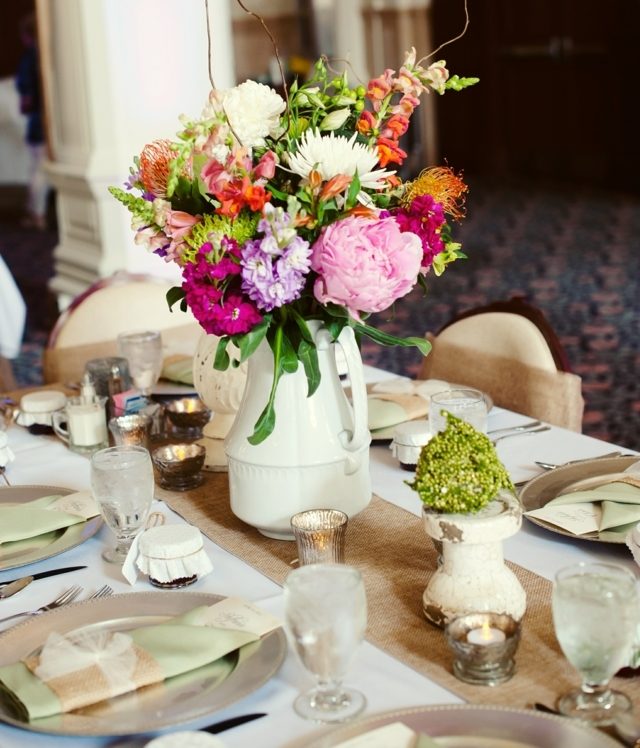 Vázové usporiadanie urobí na stole farebné šplechnutie farieb vintage farebné špliechanie farieb na nápady na dekoráciu stola