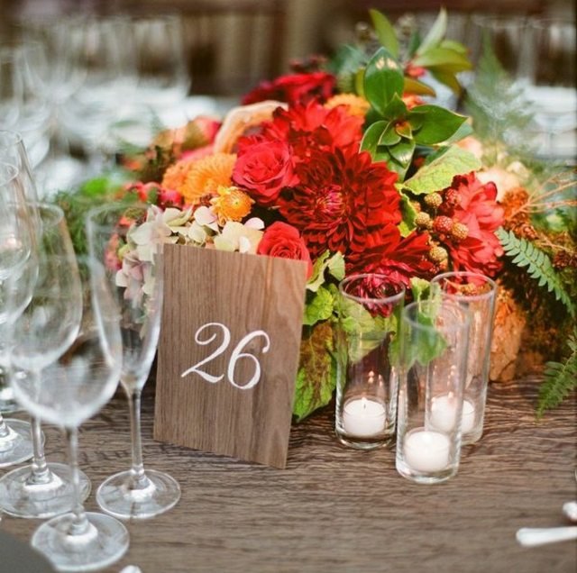 Letné slnečné karafiáty čerstvé kvety na lampách na stole Karafiáty čerstvé kvety na stole lampáše rustikálna dekorácia