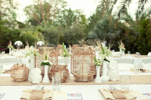 rustikálna dekorácia stola biele vázy konvalinka béžová bielizeň biele vázy konvalinka béžová bielizeň stolný bežec