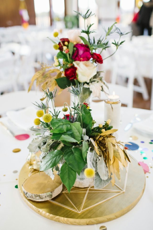 vysoké kvetinové úpravy pre svadobné oficiálne príležitosti ruže biele Kvetinové úpravy pre svadobné oficiálne príležitosti