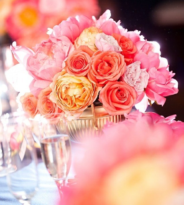 Kovová váza s ružami aranžmá v bielo -oranžovom prevedení Ruže aranžujúce bielooranžové zásnuby oslavujú nápady