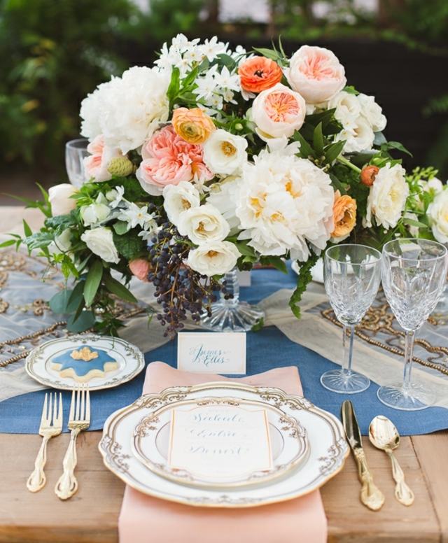 biele ruže - nápady na dekoráciu stola s jarnými kvetmi biele ruže nápady na dekoráciu stola jarné kvety ružové podložky