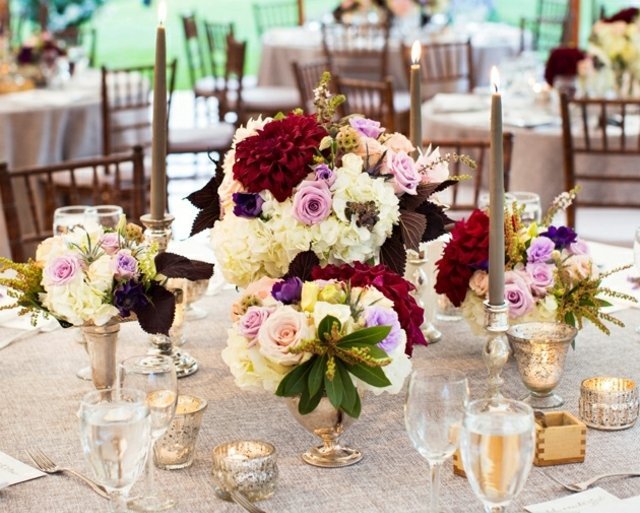 Leto v záhrade luxusné kvetinové úpravy veterné svetlá Záhradné lampióny v aranžovaní kvetov na stole