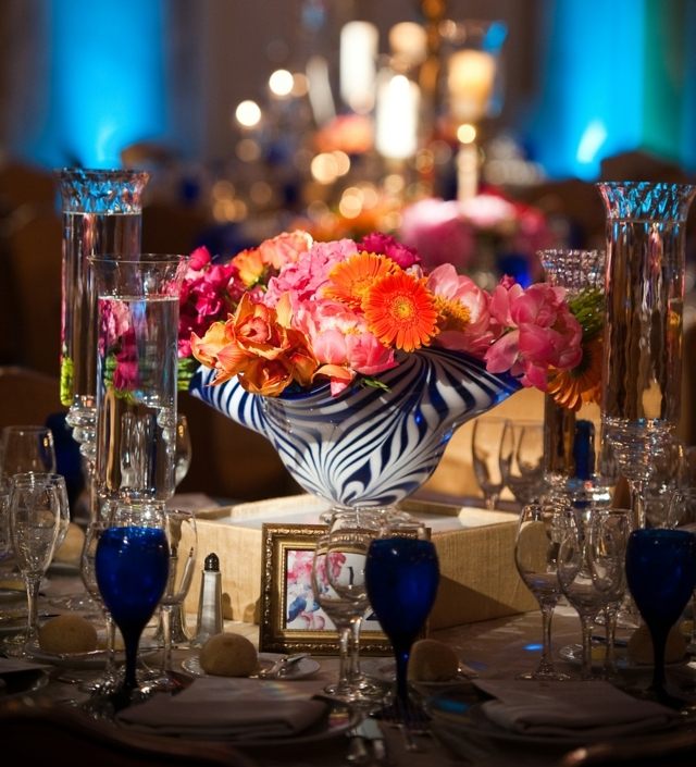 Vyrobte si sami exkluzívne luxusné eklektické dekorácie na stôl Vyrobte si eklektické dekorácie na stôl vázou namaľovanou modro bielou opulentnou kyticou